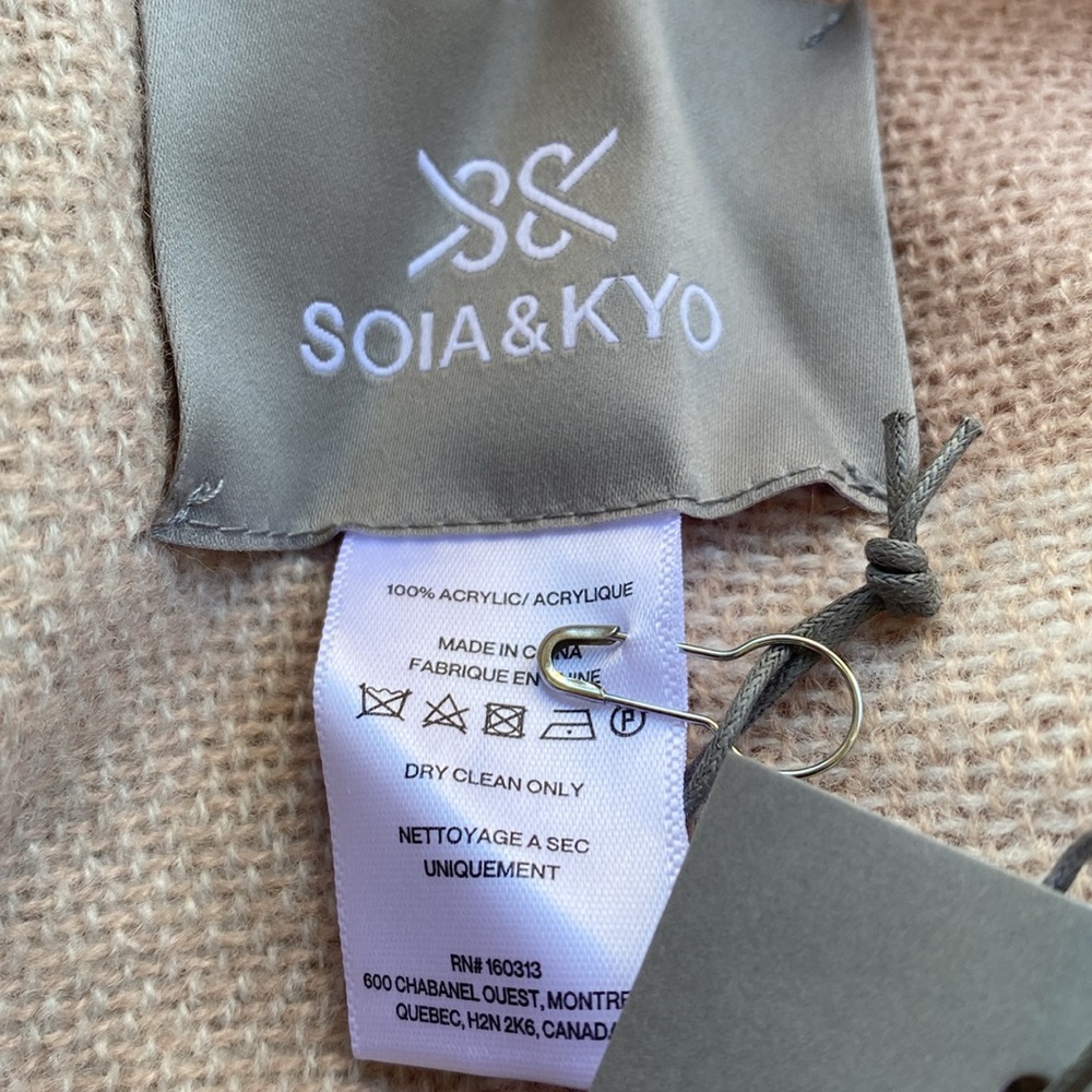 NWT Soia & Kyo gorgeous wrap/shawl from Barney’s New York. - Picture 11 of 14